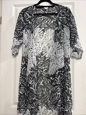 LuLaRoe Black & White Leaf Print Top